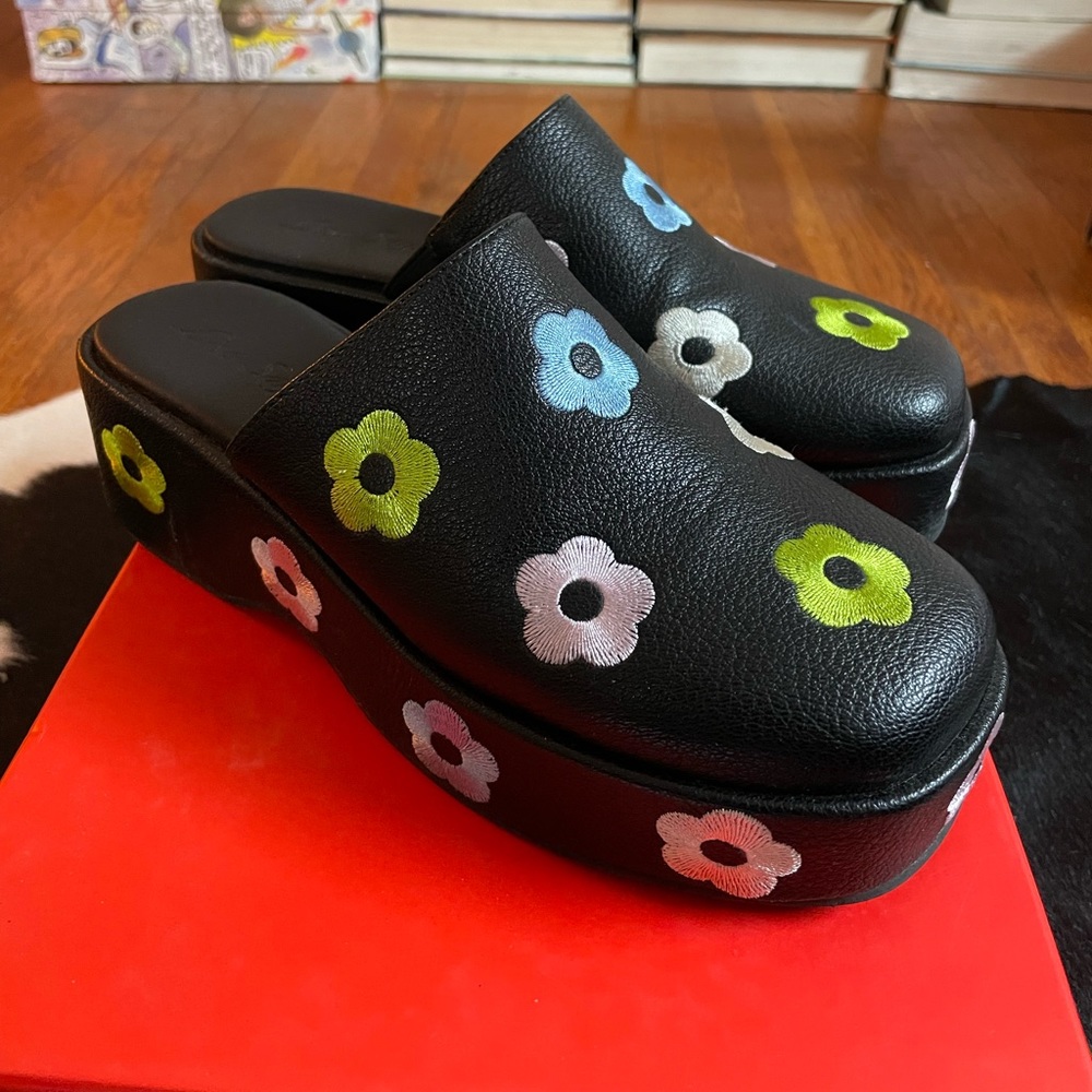 Lisa Says Gah - Dakota Clog